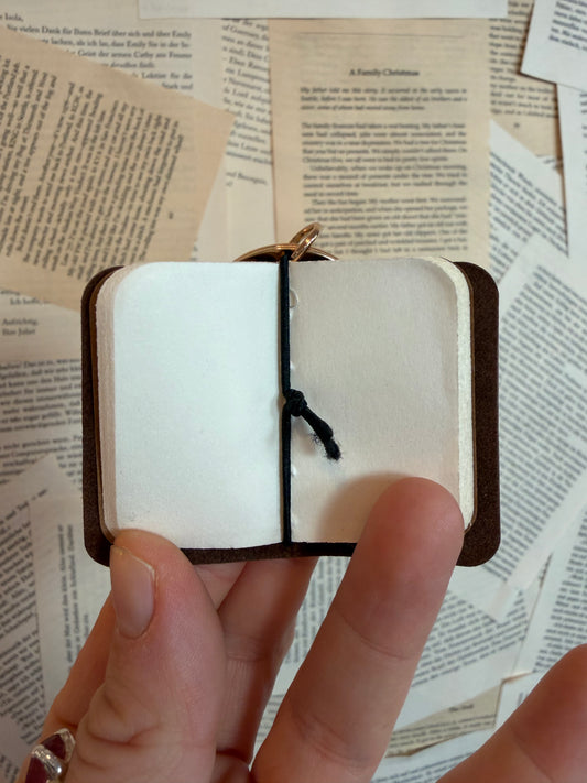 Schlüsselahänger Buch (beige)